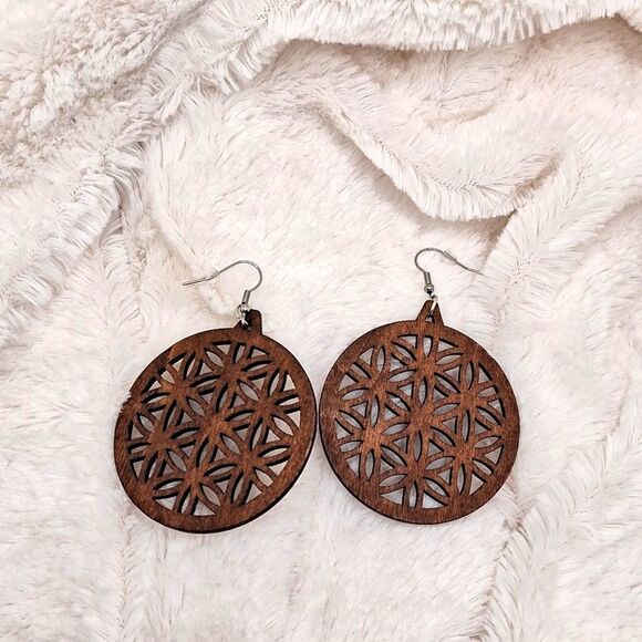 ROUND ornament style wood boho earrings - Picture 1 of 3